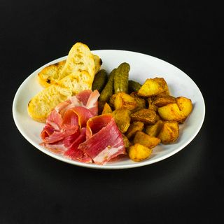 Прошуто, корнішони, картопля, хліб на грилі