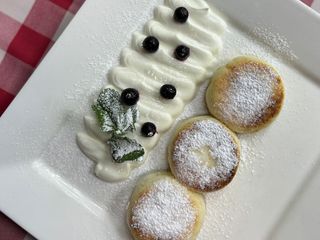 Сирники з ягодами та сметаною (200g)