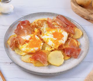 Ración De Huevos Rotos Con Jamón