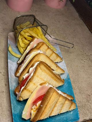 Tost sendvič sa pilećom šunkom + Kolač