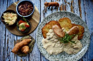 PLACKI Z POLĘDWICZKĄ WIEPRZOWĄ W SOSIE BOROWIKOWYM