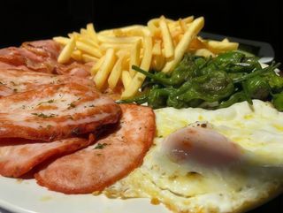 Lomo adobado con huevo frito, patatas y pimientos