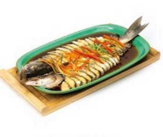 Lubina al vapor con cebollino y jengibre