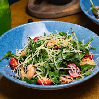 Салат с рукколой и креветками