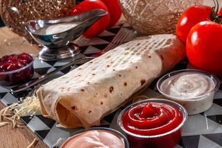 Lawasz z serem i żurawiną