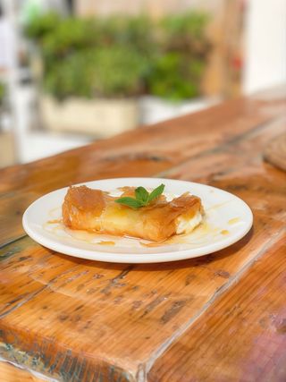 Feta en hojaldre con miel