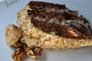 Tort de morcovi cu nuci si crema  mascarpone
