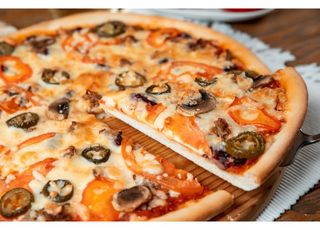 Острая пицца с халапеньо