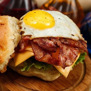 Hambúrguer de Bacon e Queijo com ovo