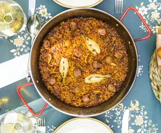 Paella de butifarra, trompeta de la muerte y cebolleta caramelizada (2 personas)