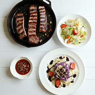 Свински карета на тиган + Салата зеле + Палачинка с шоколад и плодове