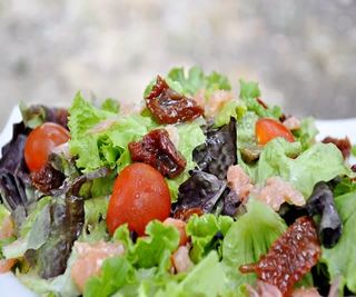 Салата Айсберг със сьомга, сушени домати и чери (350г)