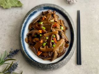 Ternera con setas chinas y bambú