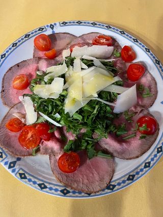 Roastbeef (carpaccio) con rucola pomodorini e grana