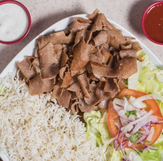 Plato doner kebap con arroz