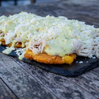 Patacones Con Pollo y Queso