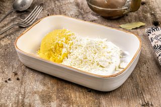 Mămăliguță cu brânză și smântână