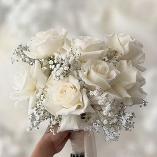 Róża biała z gipsówką białą.