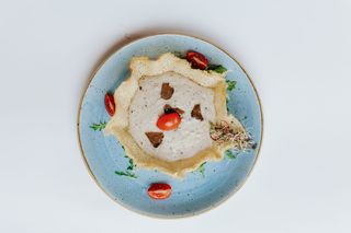 Kremasta palenta sa tartufima u hrskavoj korpi od parmesana