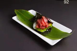 92. Temaki de atún y aguacate (1 pieza)