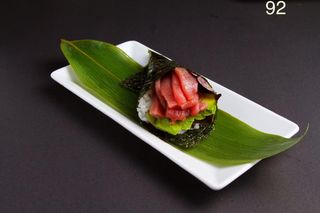 92. Temaki de atún y aguacate (1 pieza)