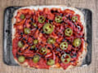 Pinsa rossa jalapeños e peperoni