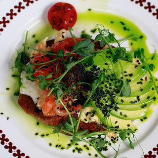 Тост зі скремблом, лососем та авокадо (300г)