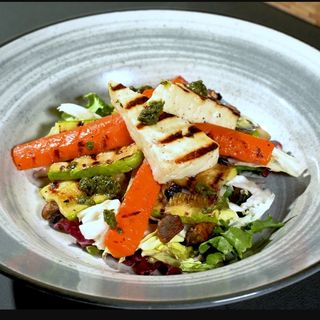 Halloumi şi legume de sezon la grill cu sos pesto