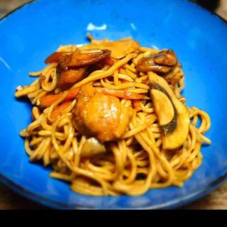 Fideos Yakisoba con pollo  Ración 300gr