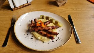 Carnaciori cu piure de cartofi