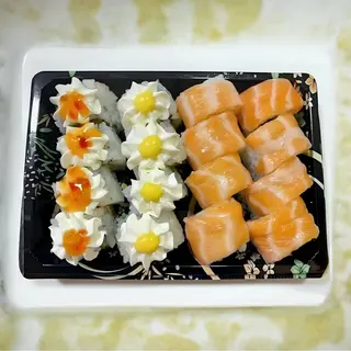 13. Maki Salmão  e Califórnia com Queijo Fresco (16 peças)