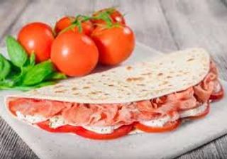 Piadina con prosciutto crudo, mozzarella di bufala e pomodoro fresco