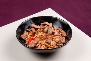 Пшенична локшина Стір-Фрай зі свининою та овочами (320г)