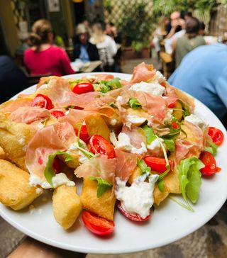 Chiacchiere crudo, burrata e datterini
