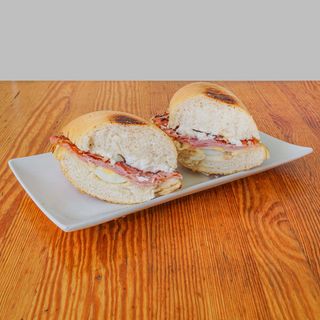 Jamón York, Queso Edam, Mahonesa Casera y Huevo Duro