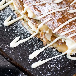 Clatite cu mere & crema de vanilie