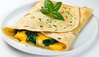Naleśnik z żółtym serem, szpinakiem i czosnkiem