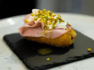 Crocche mortadella stracciatella pistacchio