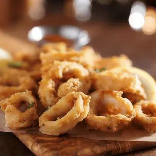 Calamares Frescos Fritos, Crujientes Y En Su Punto