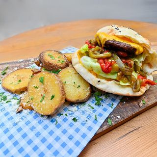 Royal cheeseburger servit cu cartofi crispers 550g