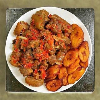 Peppered cowleg with plantains and drinking water