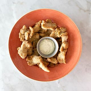 Champiñones empanados y fritos con ali oli