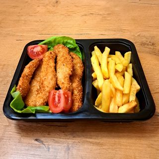 Pileći štapići u susamu sa pomfritom