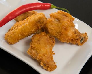 Alitas de pollo marinadas crujientes (2 uds.)