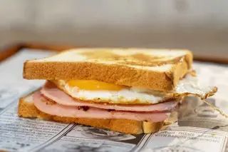 SANDWICH MIXTO CON HUEVO FRITO