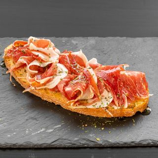 Delicia de jamón en base de salmorejo casero