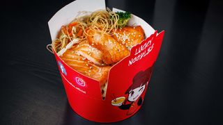  Somon la gratar cu noodles de orez si sos Teriyaki