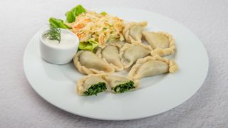 Pierogi ze szpinakiem 8 szt. z sosem czosnkowym (zestaw)
