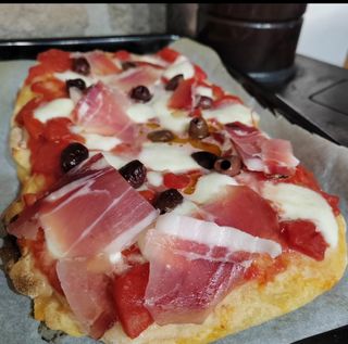 Pinsa con mozzarella, provola affumicata e prosciutto crudo