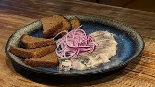 Оселедець з маринованою цибулею (120г/30г)